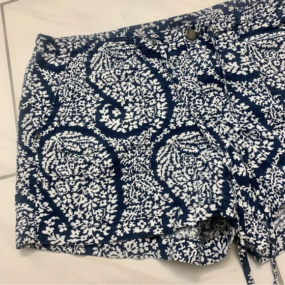 • [GAP] Blue & White Floral Shorts • - Picture 3 of 10